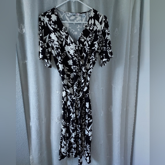 Isaac Mizrahi black and white faux wrap dress size small - Picture 1 of 8